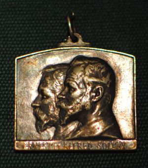 솔베이 앤 컴퍼니 창립 50주년을 기념하여 1913년에 주조된 메달.