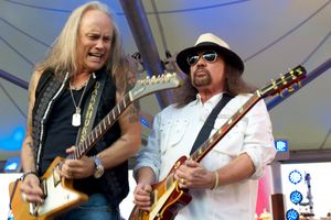 2011년 리키 메들록과 함께 공연하는 로싱턴(오른쪽)