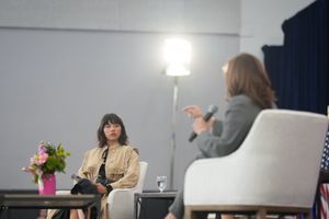 2024년 4월, 카멀라 해리스 부통령과 함께 있는 고메즈