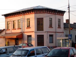 카라지알레가 1895년 식당을 임대했던 부저우 시 철도역 맞은편 건물