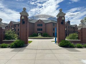 대학교 아파트 중 하나인 바이슨 코트 입구