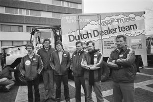 파리-다카르 랠리에 DAF 트럭으로 참가하는 얀 데 루이(오른쪽에서 세 번째)와 그의 지휘 하에 있는 더치 딜러 팀(1982년 대회)