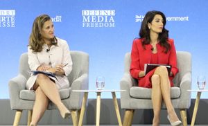 2019년 런던에서 개최된 미디어 자유를 위한 글로벌 회의에서 캐나다 외무장관 크리스티아 프리랜드와 클루니(오른쪽).