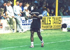 2000년 풀럼과 계약한 직후, 티버턴 타운과의 프리시즌 친선 경기에서 사하