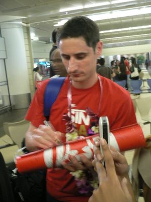 2007년 동남아시아 축구 선수권 대회에서 우승을 차지한 후, 창이 국제공항에 있는 대니얼 베넷