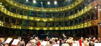 2020년 보고타 테아트로 콜론에서 콜롬비아 국립 교향악단과 함께 연주하는 기오르기 라소