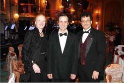 2006년 로스앤젤레스 시내의 역사적인 밀레니엄 빌트모어 호텔에서 열린 찰스 디킨스 만찬에서 미국 자선가 캐롤 콜번 그리거 상을 받는 기오르기 라소