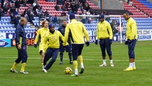 2010년 2월 21일, 위건 애슬레틱과의 원정 경기 전 토트넘 홋스퍼에서 몸을 풀고 있는 그뷔드욘센 (가장 왼쪽)