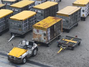 항공기 화물 운송 장치(ULD)용 단일 트레일러와 개별 수하물용 트레일러 그룹