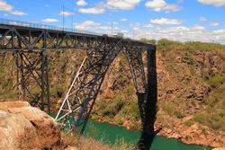 바이아주와 알라고아스주의 경계에 있는 상프란시스쿠강을 가로지르는 높이 84m의 다리