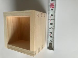 1-고 마스는 쌀이나 사케의 양을 측정하는 데 사용되는 나무 상자이다.