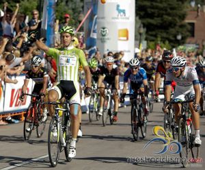 사간은 2013년 미국 프로 사이클링 챌린지 3구간에서 승리의 경례를 한다.