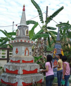 송끄란 축제에서 조상 탑에 목욕하는 불교 신자, 우따라딧.