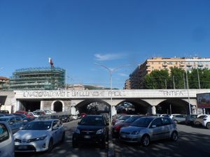 로마의 안티파 낙서: "민족주의는 쉬운 환상이다."