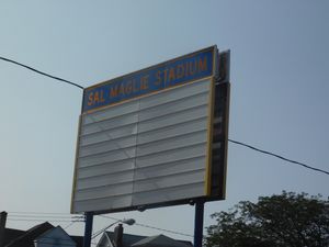 매글리의 고향인 나이아가라폭포시에 있는 샐 매글리 스타디움을 알리는 표지판