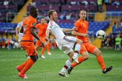 플라르가 UEFA 유로 2012에서 덴마크의 크리스티안 에릭센의 슈팅을 지켜보고 있다.