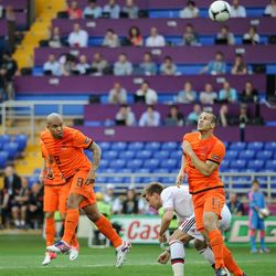 UEFA 유로 2012에서 덴마크와 네덜란드 간의 경기 중 플라르와 나이절 더 용이 공을 놓치고 있다.