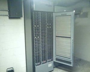 192개의 조광기가 포함된 조광기 랙, 회로당 조광기 1개. 왼쪽 상단의 짙은 회색 상자는 디멀티플렉서이다.