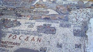 마바다 지도, 서기 6세기, 로드를 빨간색 "[ΚΛΗ]ΡΟϹ ΔΑΝ" ("단 지파") 비문(왼쪽 여백, 손상된 부분에 닿음) 위와 왼쪽에 (북서쪽) 표시함