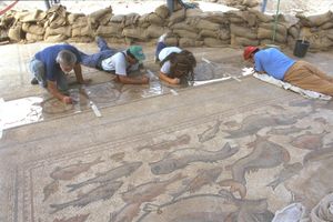 모자이크 바닥에서 작업하는 고고학자