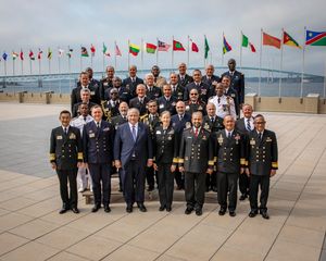 2021년 9월 15일 제24회 국제 해양력 심포지엄(ISS)에서 해군참모대학교 동문들이 기념 촬영을 하고 있다.