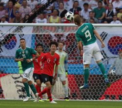 헤딩을 시도하고 있는 티모 베르너.