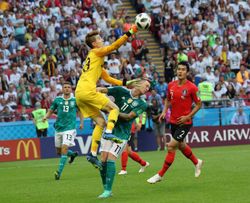 공을 막고 있는 골키퍼 조현우의 모습.