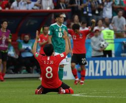 경기 종료 후 감격하는 주세종의 모습