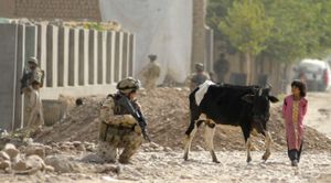 오스트레일리아 육군 병사들이 아프가니스탄 타린코트에서 국제 안보 지원군 소속으로 2008년 아프가니스탄 전쟁 당시 민간인과 교류하는 모습은 테러와의 전쟁의 일부이다.