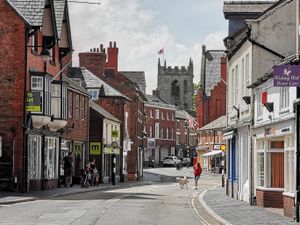 웸(Wem), 전통적으로 노스 슈롭셔(North Shropshire) 정부의 본부였으며, 노스 슈롭셔 구 의회(North Shropshire District Council)가 존재할 때 그 본부였다.