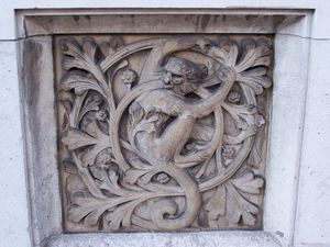 동식물을 묘사한 벽면의 테라코타