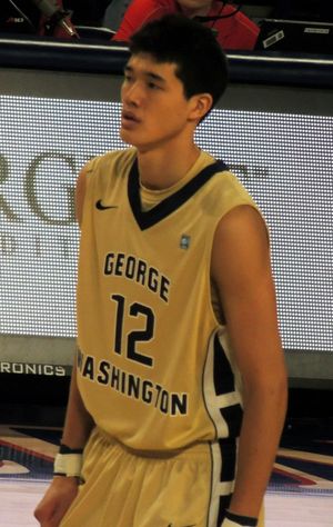 와타나베가 2015년 2월 조지 워싱턴에서 선수로 뛰는 모습