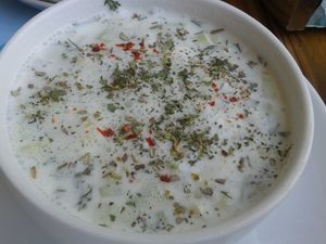 향신료와 허브를 뿌린 자즈크