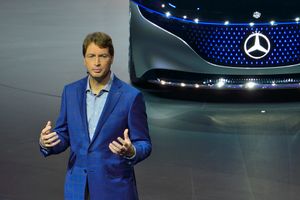전기 자동차 버전 "S클래스"의 컨셉트카 "비전 EQS"를 발표하는 칼레니우스 (2019년 IAA)