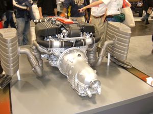 SLR 맥라렌은 수작업으로 제작된 5.4리터 슈퍼차저 방식의 완전 알루미늄 V8 엔진을 탑재하고 있다.