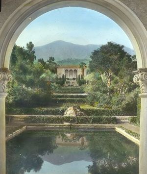 은행가 오클리 손을 위해 건축가 프랜시스 W. 윌슨이 1917년에 지은 스페인 식민지 리바이벌 건축 양식의 저택인 라스 테야스