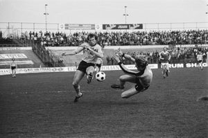 1979년, 테오 더 용이 찬 공을 막으려 드는 한스 판 브뢰켈런