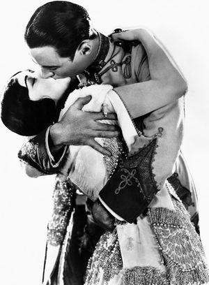 네그리와 로드 라 로크의 영화 금단의 낙원(1924) 홍보 사진