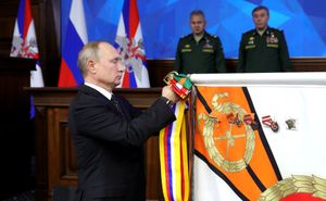 푸틴 대통령이 2018년 아카데미에 상을 수여하는 모습.