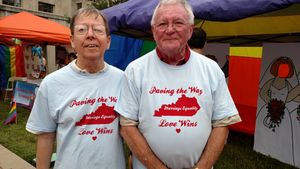 원고 지미 미드(왼쪽)와 루크 바로우(오른쪽)가 오버거펠 판결 다음 날 켄터키주 렉싱턴의 렉싱턴 프라이드 축제에서 축하하고 있다.