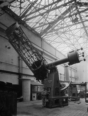 1920년대 제작된 40인치 구경 반사 망원경. 20세기 초반에는 약 1미터 망원경이 인기가 있었다.