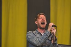 2013년 7월 카이저 치프스(Kaiser Chiefs)와 함께 공연하는 윌슨