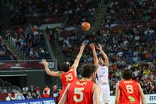테오도시치의 3점슛 득점, 2010년 FIBA 세계 선수권 대회에서 호르헤 가르바호사를 상대로 득점, 스페인 남자 농구 국가대표팀과의 8강전