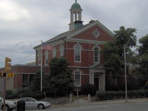 메모리얼 홀 도서관. 1873년에 남북 전쟁에서 목숨을 잃은 앤도버 출신 53명을 기념하기 위해 건설되었으며, 개인 기부로 자금이 조달되었다.