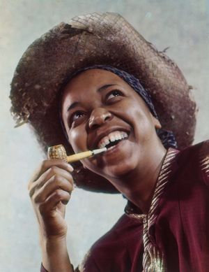 모자를 쓰고 파이프를 물고 있는 에설 워터스.