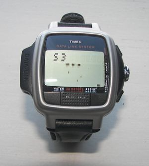 Timex Datalink USB Dress 에디션 (2003년) 도트 매트릭스 디스플레이 포함; 화면에는 Invasion 비디오 게임이 표시됨.