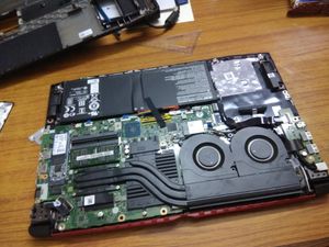 게이밍 노트북 PC의 냉각 시스템 예시. 이 Acer Predator 시리즈에서는 팬과 배기구가 각각 2개로, 일반 노트북 PC의 두 배이다.