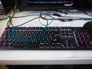 일반적인 게이밍 키보드. 발광 패턴을 자유롭게 변경할 수 있다.