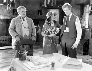  러셀(오른쪽)이 라이오넬 벨모어, 로레트 테일러와 함께 "내 마음의 페그"(1922년 영화)에 출연, 1922년