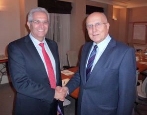 그리스 외무부 장관 스타브로스 디마스 (오른쪽)와 AKEL 대표 안드로스 키프리아누